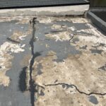 Impermeabilización de cubierta en Ponferrada, base deteriorada (antes).